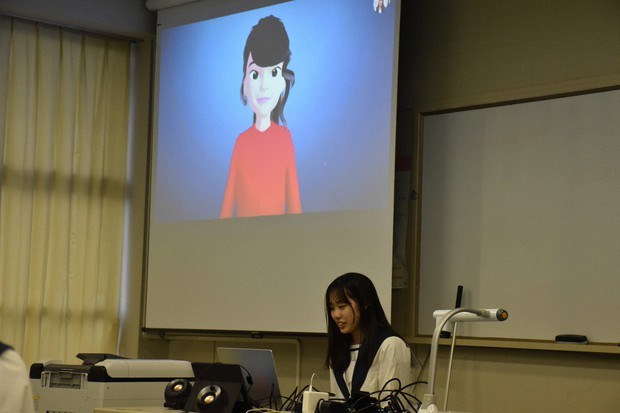 Học sinh sử dụng máy tính để giao tiếp tiếng Anh với nhân vật AI trên màn hình. (Nguồn: Mainichi)