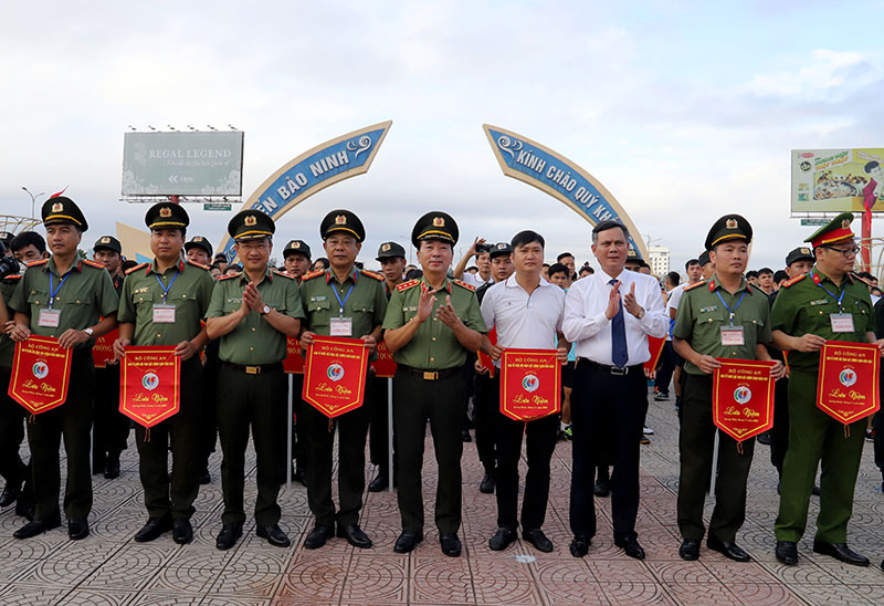 Các đồng chí lãnh đạo Bộ Công an và tỉnh Quảng Bình tặng cờ lưu niệm cho các đoàn tham gia hội thao
