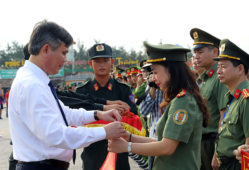 Đồng chí Trần Thắng, Phó Bí thư Tỉnh ủy, Chủ tịch UBND tỉnh tặng cờ lưu niệm cho đoàn tham gia hội thao