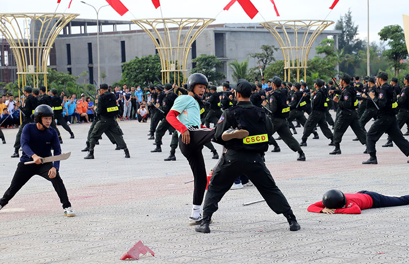 Tiết mục đồng diễn của lực lượng Cảnh sát cơ động tại lễ khai mạc