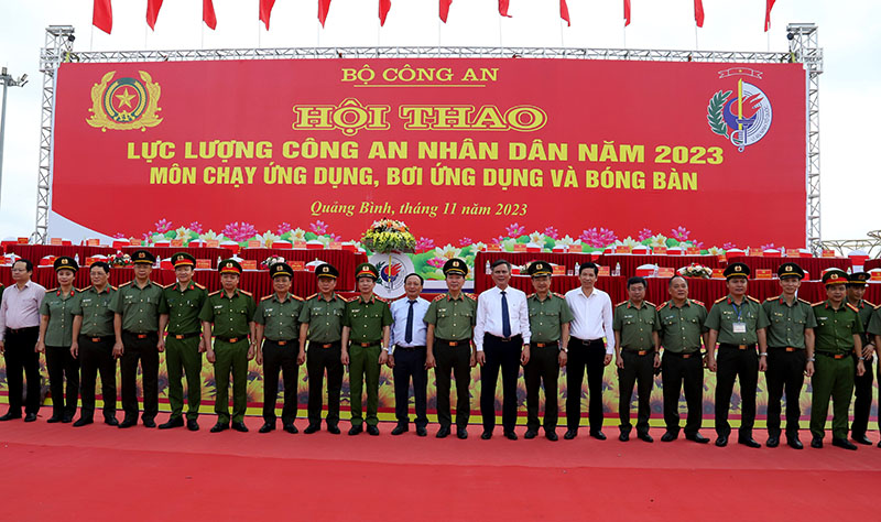 Lãnh đạo Bộ Công an và lãnh đạo tỉnh Quảng Bình chụp ảnh lưu niệm