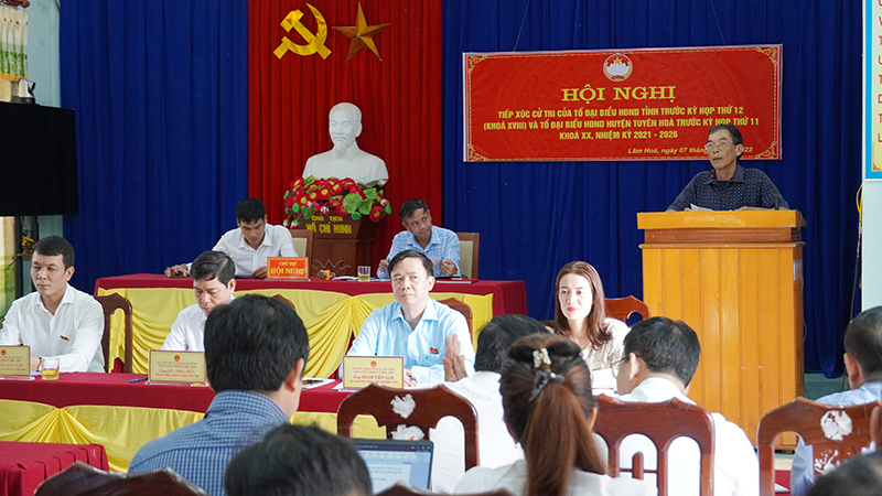 Cử tri huyện Tuyên Hóa trình bày ý kiến.