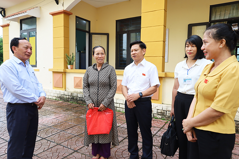 Các đại biểu HĐND tỉnh, gồm: Trần Hải Châu và Lê Vĩnh Thế tiếp xúc, trò chuyện với cử tri huyện Lệ Thủy.