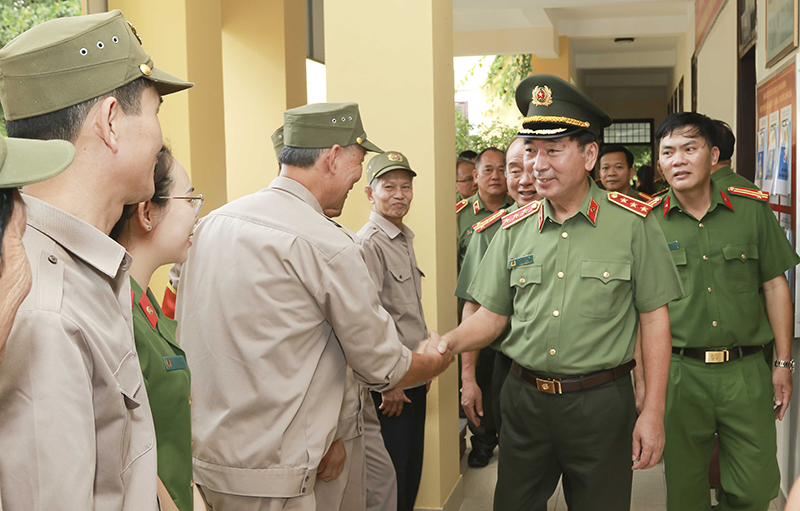 Đồng chí Thượng tướng Trần Quốc Tỏ, Thứ trưởng Bộ Công an gặp mặt các thành viên bảo vệ dân phố phường Đồng Hải.