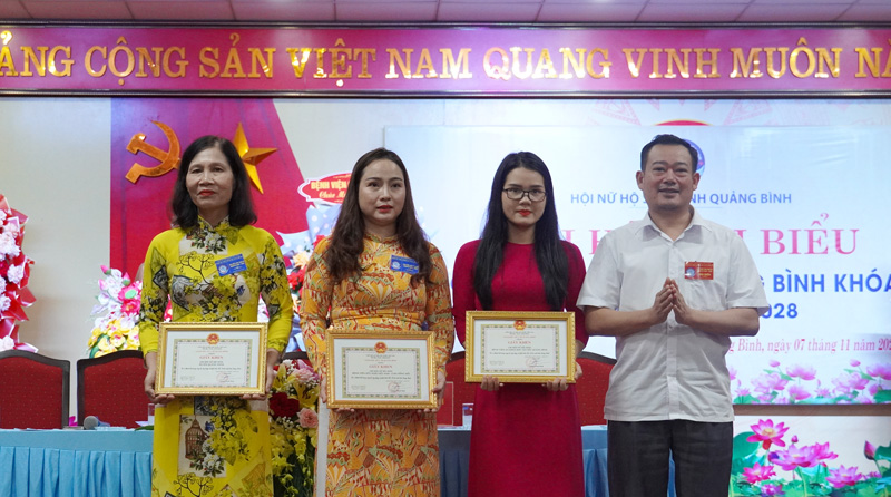 Phó Giám đốc Sở Y tế bác sĩ Lê Thanh Tuân trao giấy khen cho các tập thể có thành tích xuất sắc trong công tác NHS.
