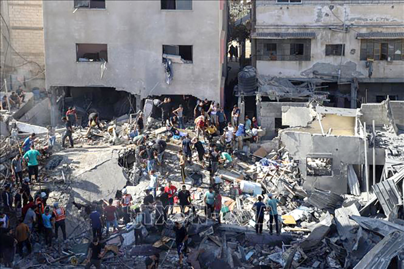 Hoạt động cứu hộ được triển khai sau cuộc không kích của Israel xuống thành phố Khan Younis, Dải Gaza, ngày 6/11/2023. Ảnh: THX/TTXVN