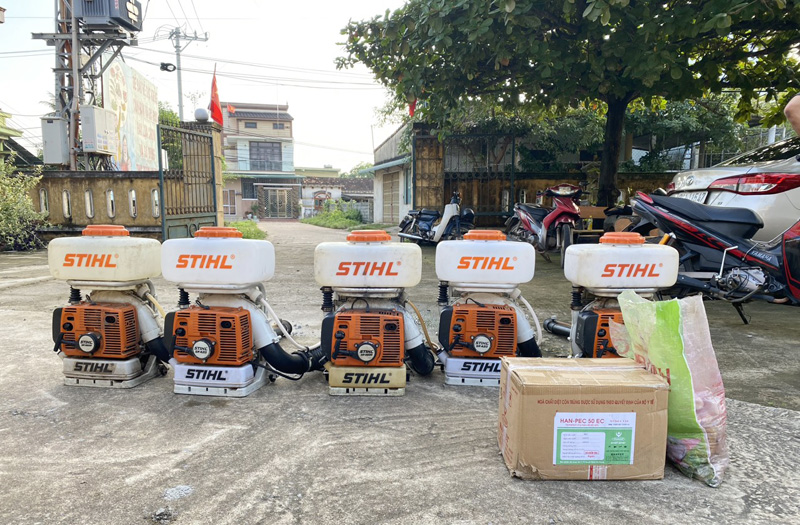 Trung tâm Y tế huyện Bố Trạch chuẩn bị đầy đủ hóa chất, vật tư và máy phun ULV đeo vai cho chiến dịch phun hóa chất diệt muỗi tại xã Đức Trạch.