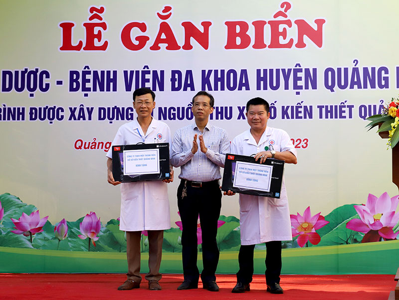 Lãnh đạo Công ty TNHH MTV XSKT tỉnh trao 2 máy tính xách tay cho Bệnh viện Đa khoa huyện Quảng Ninh tại buổi lễ gắn biển