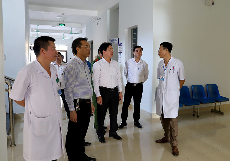 Tham quan khoa Dược, Bệnh viện đa khoa huyện Quảng Ninh, công trình vừa được gắn biển