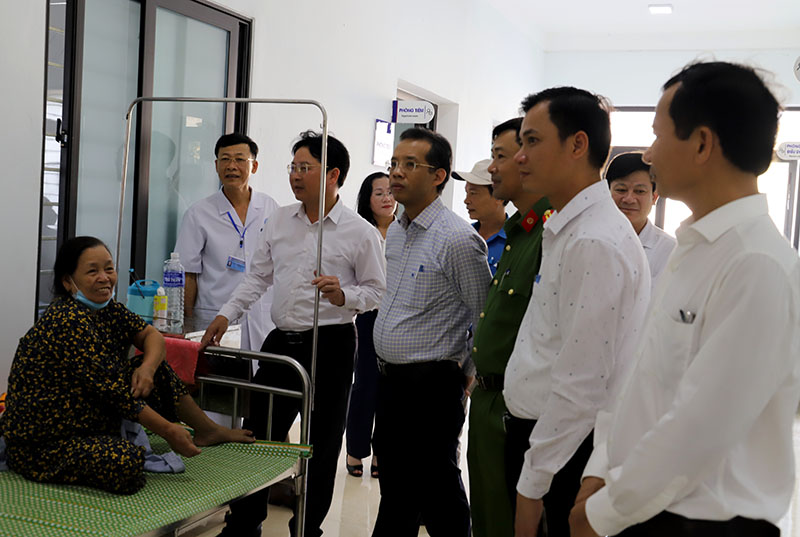 Các đại biểu thăm bệnh nhân đang điều trị tại khoa Dược, Bệnh viện đa khoa huyện Quảng Ninh