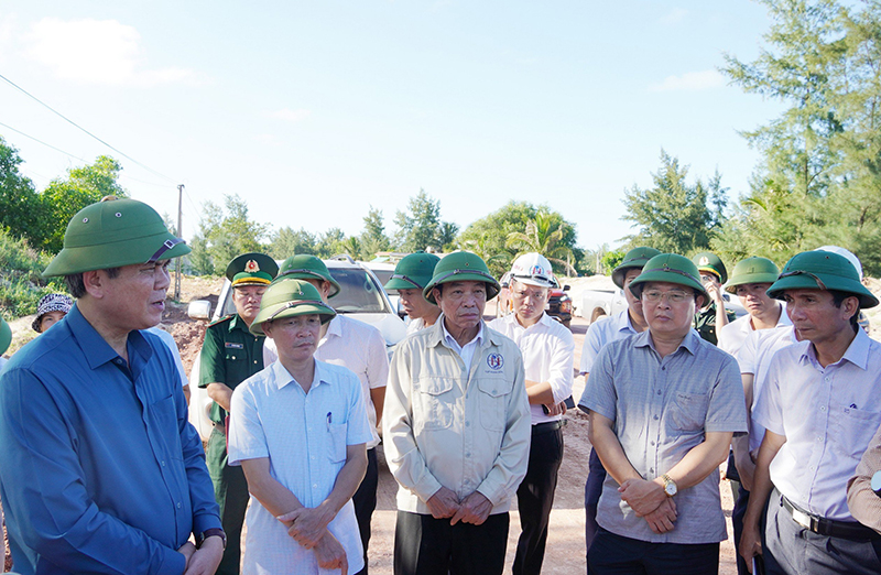 Đồng chí Chủ tịch UBND tỉnh Trần Thắng kiểm tra tiến độ thi công dự án Đường ven biển đi qua huyện Quảng Ninh và Lệ Thủy.