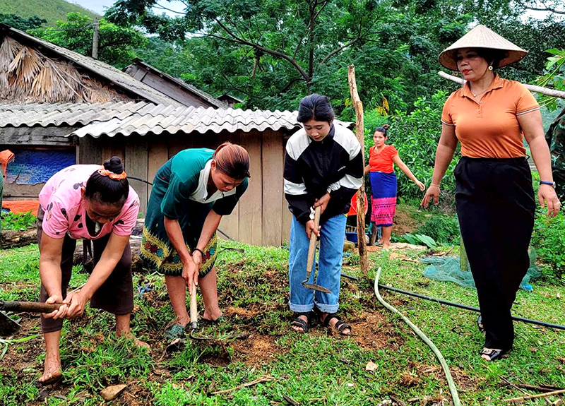 Sống gần dân để nắm bắt tâm tư, nguyện vọng của nhân dân trở thành công việc thường xuyên của Bí thư Đảng ủy xã Trọng Hóa (Minh Hóa) Hồ Thị Thoi (người đội nón).