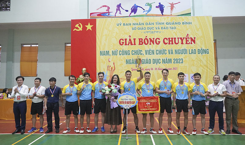 Ban tổ chức trao giải nhất nội dung bóng chuyền nam cho đội bóng Trường THPT chuyên Võ Nguyên Giáp