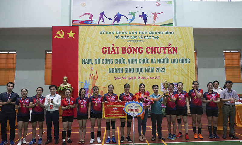 Ban tổ chức trao giải nhất nội dung bóng chuyền nữ cho đội bóng thuộc Phòng GD-ĐT TP. Đồng Hới
