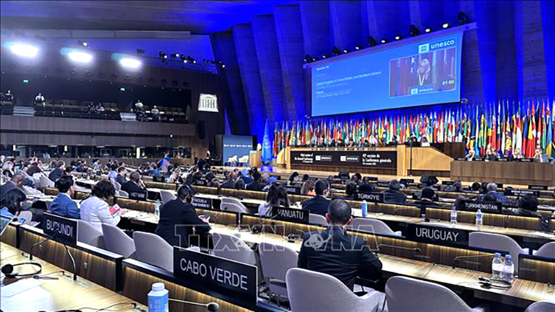 Toàn cảnh phiên toàn thể ngày 8/11, kỳ họp lần thứ 42 Đại hội đồng UNESCO. 