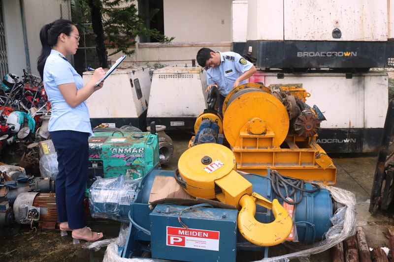 Lực lượng QLTT kiểm tra hàng hóa vi phạm