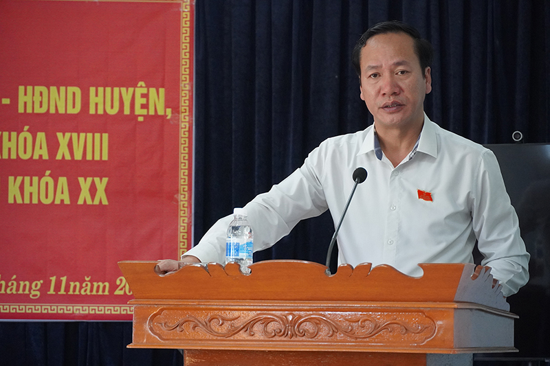 Đại biểu Nguyễn Xuân Đạt, Tỉnh ủy viên, Bí thư Huyện ủy, Chủ tịch HĐND huyện Quảng Trạch tiếp thu kiến nghị của cử tri.