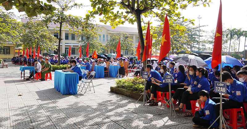 Học sinh Trường THPT Quảng Ninh chăm chú theo dõi phiên tòa.