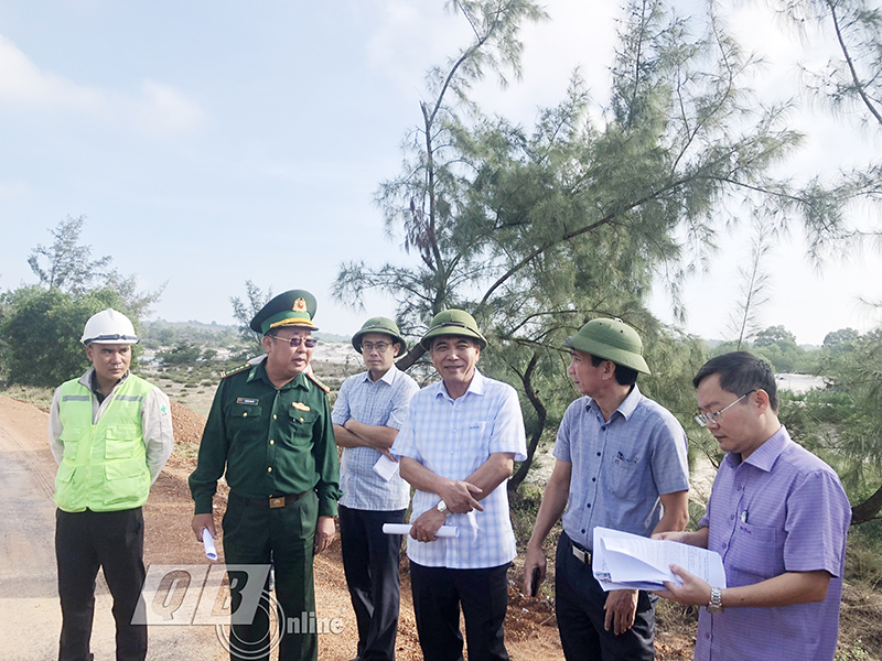 Đồng chí Phó Chủ tịch UBND tỉnh Đoàn Ngọc Lâm kiểm tra thực địa Dự án nâng cấp tuyến đường từ đường tránh Quốc lộ 1A đến Đồn Biên phòng Ngư Thủy và xã Ngư Thủy. 