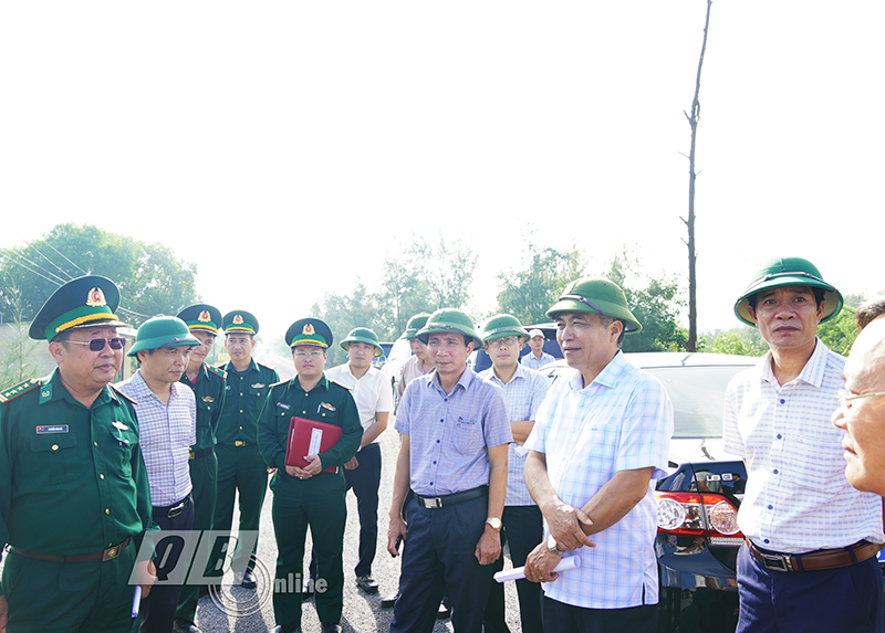 Đồng chí Phó Chủ tịch UBND tỉnh Đoàn Ngọc Lâm kiểm tra thực địa Dự án nâng cấp tuyến đường từ đường trán.h Quốc lộ 1A đến Đồn Biên phòng Ngư Thủy và xã Ngư Thủy