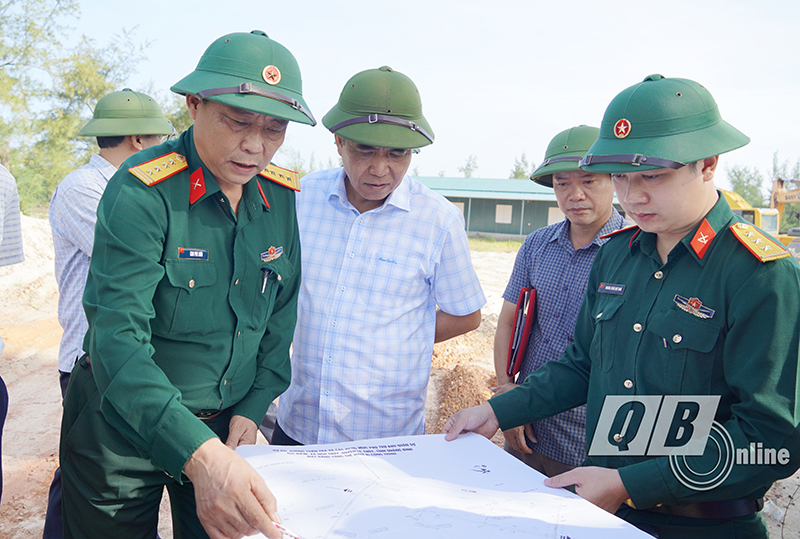  Đồng chí Phó Chủ tịch UBND tỉnh Đoàn Ngọc Lâm kiểm tra tiến độ thi công Dự án đường tuần tra và các hạng mục phụ trợ khu quân sự ở xã Ngư Thủy và xã Sen Thủy (huyện Lệ Thủy). 