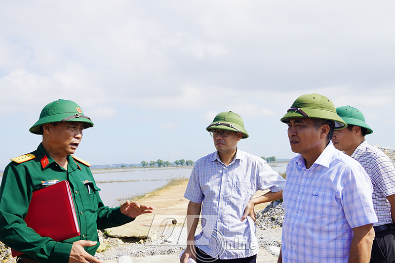 Đồng chí Phó Chủ tịch UBND tỉnh Đoàn Ngọc Lâm kiểm tra thực địa Dự án đường nối từ Quốc lộ 1A đến nhà lưu niệm Đại tướng Võ Nguyên Giáp.