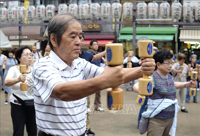 Người cao tuổi tập thể dục tại Tokyo, Nhật Bản. Ảnh minh họa: AFP/TTXVN