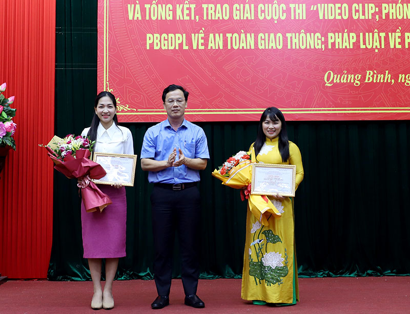 Đồng chí Trương Quang Sáng, Phó Giám đốc Sở tư pháp trao giải ba cuộc thi “Video Clip; phóng sự ngắn tuyên truyền, PBGDPL về ATGT hoặc pháp luật về PCMT trên địa bàn tỉnh Quảng Bình năm 2023”