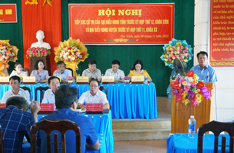 Cử tri huyện Quảng Ninh bày tỏ tâm tư, nguyện vọng.