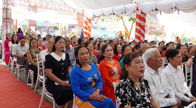 Đông đảo bà con liên khu dân cư 1, 2, 3 Mỹ Cương dự ngày hội.