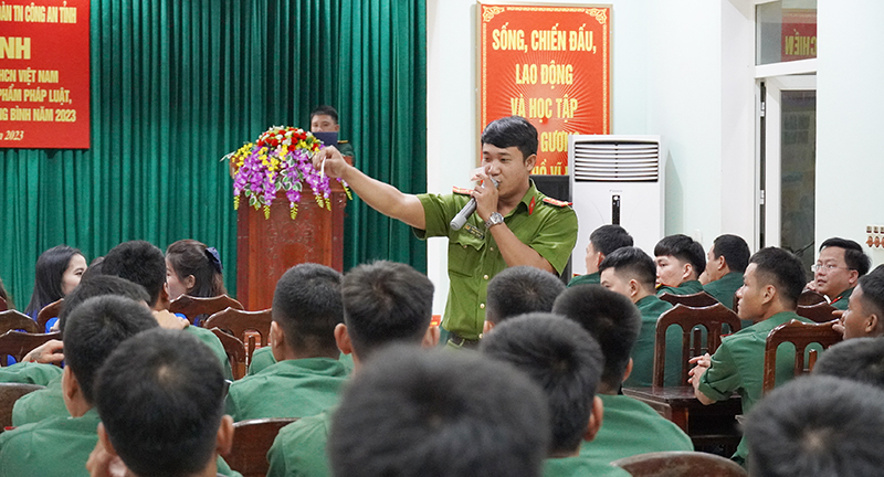 Tuyên truyền về Luật Phòng chống ma túy.