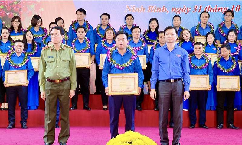 Phạm Tấn Văn là cá nhân duy nhất của tỉnh Quảng Bình được vinh danh tại hội nghị biểu dương mô hình, cán bộ, ĐVTN tiêu biểu trong phong trào “Toàn dân bảo vệ ANTQ” giai đoạn 2018-2023.