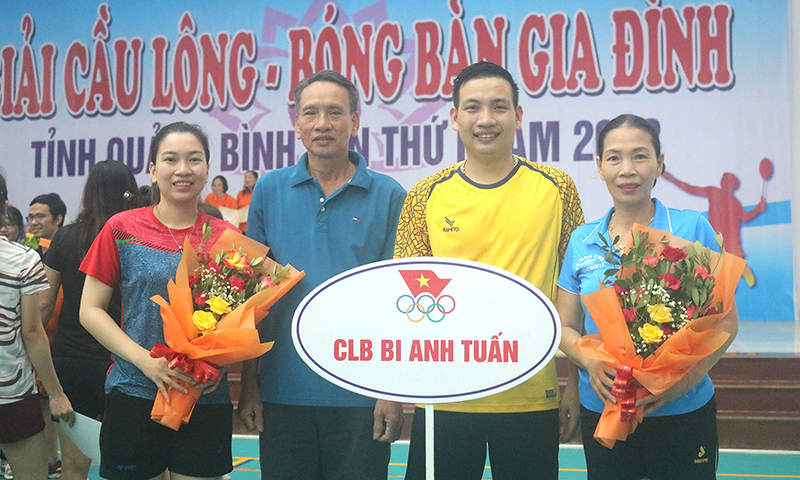 Bộ “tổng sắp” huy chương đoạt được từ môn cầu lông của gia đình ông Nguyễn Lương Hậu và bà Phạm Thị Sáu.