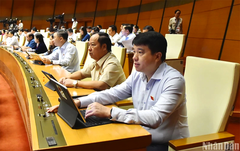 Các đại biểu Quốc hội biểu quyết thông qua Nghị quyết về dự toán ngân sách nhà nước năm 2024. (Ảnh: THỦY NGUYÊN)