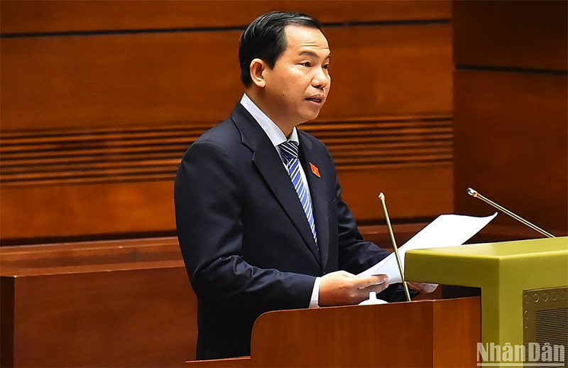 Trước khi tiến hành biểu quyết, Quốc hội nghe Chủ nhiệm Ủy ban Tài chính, Ngân sách Lê Quang Mạnh trình bày Báo cáo giải trình, tiếp thu, chỉnh lý dự thảo Nghị quyết về dự toán ngân sách nhà nước năm 2024. (Ảnh: THỦY NGUYÊN)