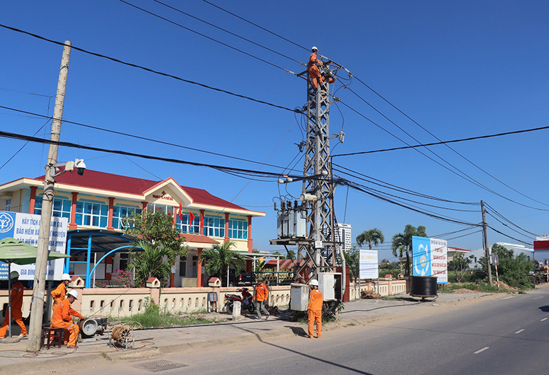 Nhân viên PC Quảng Bình tư vấn cho khách hàng sử dụng các dịch vụ về điện.