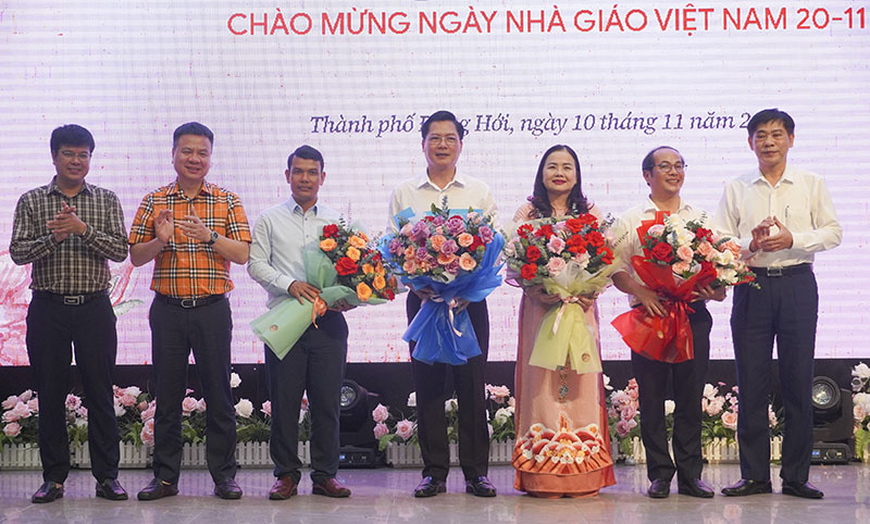  Ban tổ chức tặng hoa chúc mừng các nhà giáo nhân dịp kỷ niệm 41 năm Ngày Nhà giáo Việt Nam