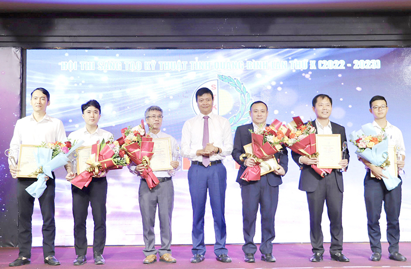 Anh Đoàn Mạnh Hồng cùng nhóm tác giả nhận giải Nhì tại Hội thi sáng tạo kỹ thuật tỉnh Quảng Bình lần thứ X.