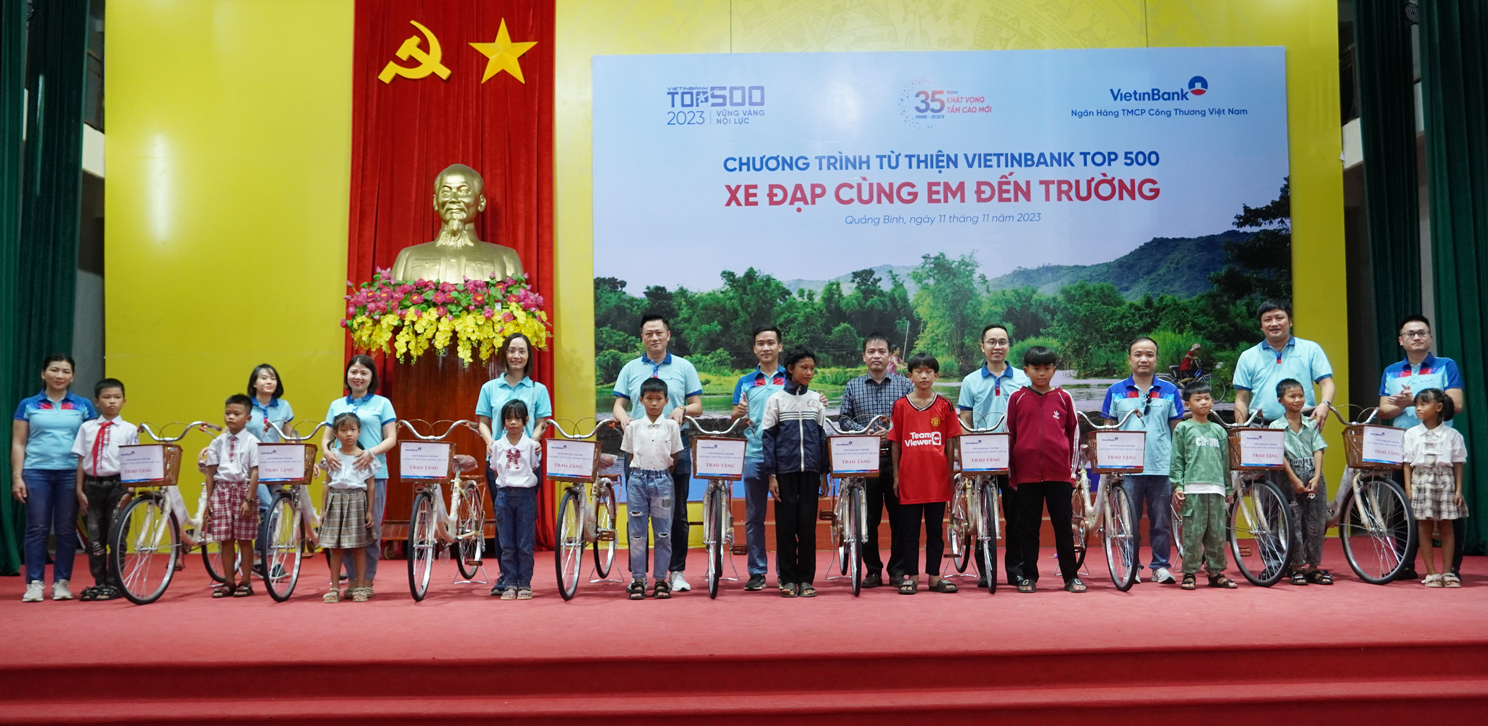 Đoàn từ thiện Hipo VietinBank top 500 và huyện Lệ Thủy trao tặng xe đạp cho học sinh nghèo tại huyện Lệ Thủy.