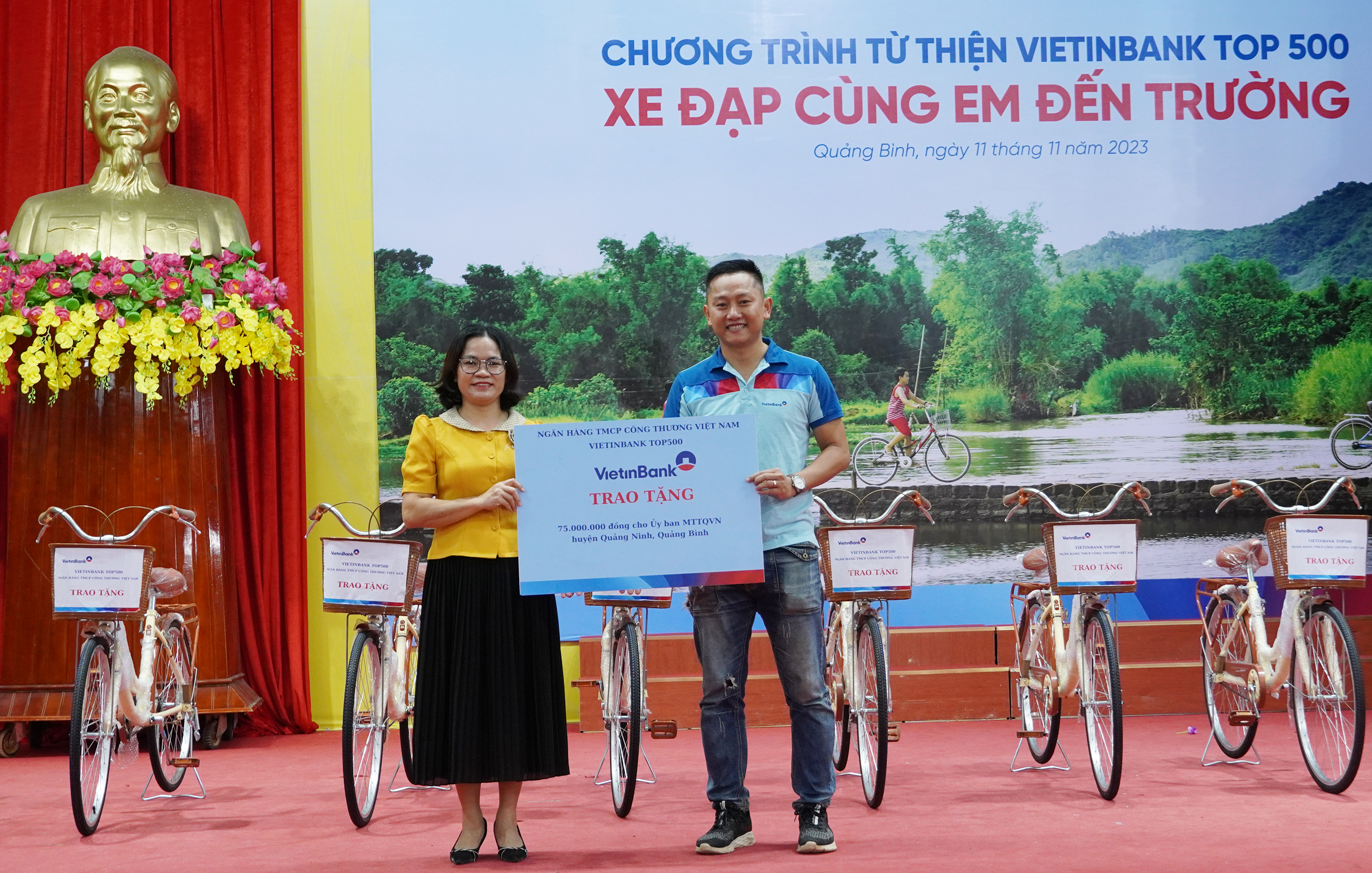 Đoàn từ thiện Hipo VietinBank top 500 trao tặng 75 triệu đồng cho Ủy ban MTTQVN huyện Quảng Ninh.