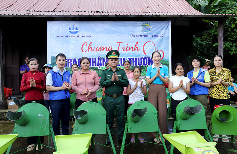 Hỗ trợ 10 máy cắt thức ăn chăn nuôi cho hội viên hội Phụ LHPN xã Trường Sơn