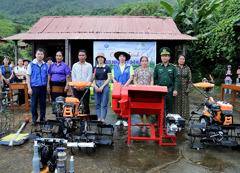 Trao máy móc phục vụ sản xuất cho các bản tại xã Trường Sơn