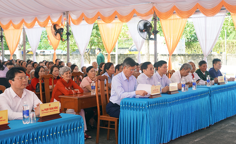 Các đại biểu tham dự ngày hội “Đại đoàn kết toàn dân tộc” tại khu dân cư Vĩnh Tuy 1.