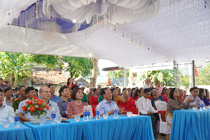 Đồng chí Phó Bí thư Thường trực Tỉnh ủy Trần Hải Châu và các đại biểuNgày hội Đại đoàn kết toàn dân tộc tại thôn Phú Lộc 2 