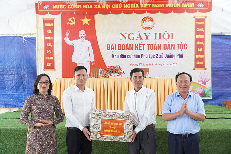 Đồng chí Phó Bí thư Thường trực Tỉnh ủy Trần Hải Châu tặng quà cho Khu dân cư thôn Phú Lộc 2.