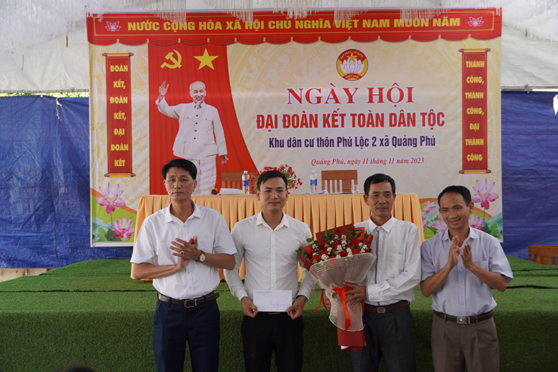 Lãnh đạo xã Quảng Phú tặng quà cho Khu dân cư thôn Phú Lộc 2.