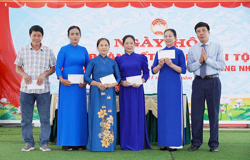 Đồng chí Thường trực HĐND tỉnh Nguyễn Công Huấn tặng quà khen thưởng các gia đình tiêu biểu của KDC TDP Hà Lời (thị trấn Phong Nha, Bố Trạch).