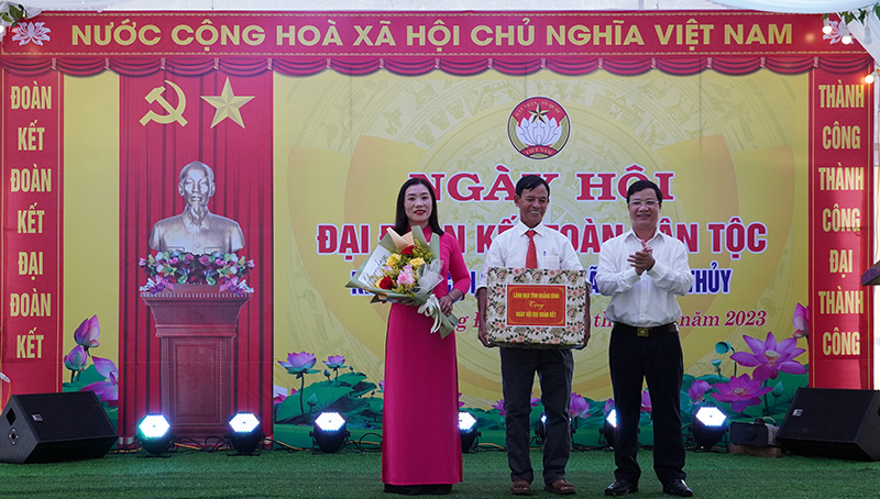 Đồng chí Trưởng ban Tuyên giáo Tỉnh ủy Cao Văn Định tặng quà cho KDC Long Đại. 