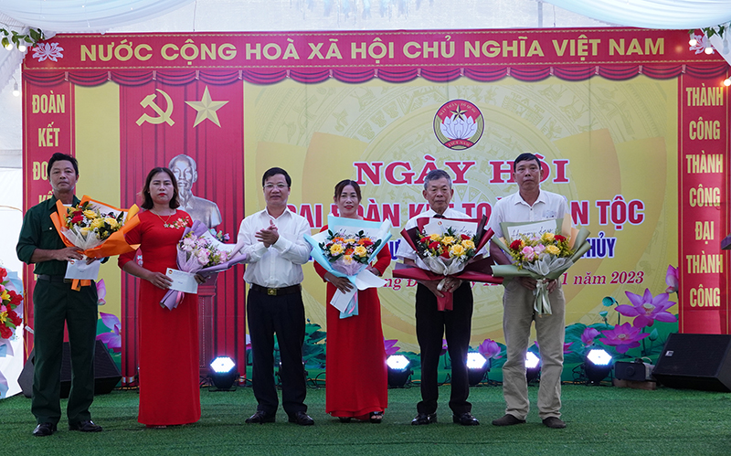 Đồng chí Trưởng ban Tuyên giáo Tỉnh ủy Cao Văn Định tặng quà cho các gia đình tiêu biểu của KDC Long Đại.