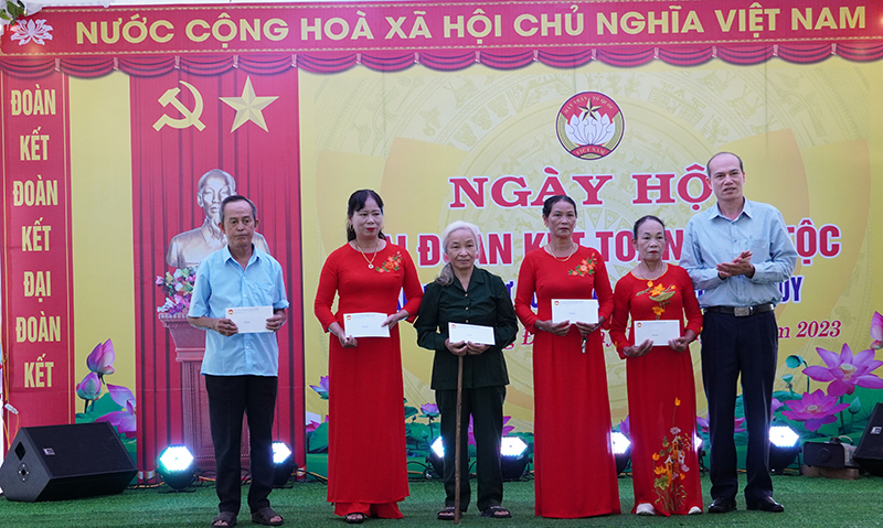 Đại diện lãnh đạo Ủy ban MTTQVN tỉnh tặng quà các gia đình có hoàn cảnh khó khăn của KDC Long Đại.